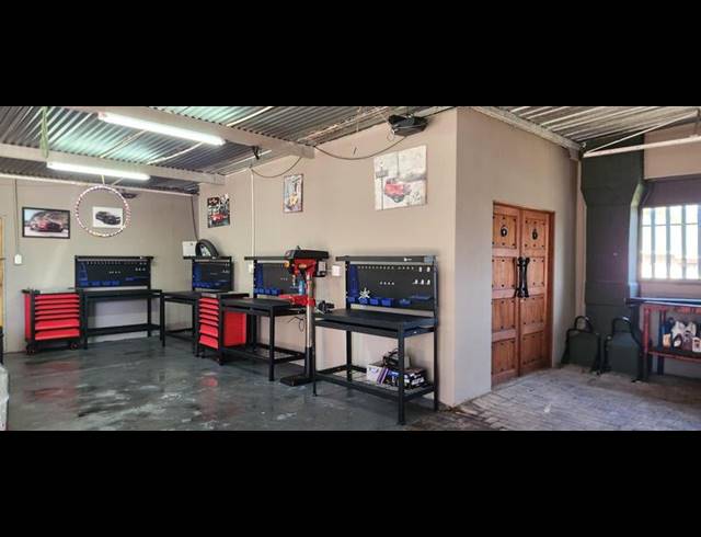 3 BEDROOM HOUSE FOR SALE IN SECUNDA CENTRAL